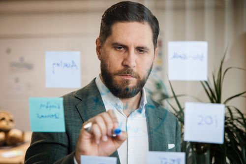 Person mit PostIts